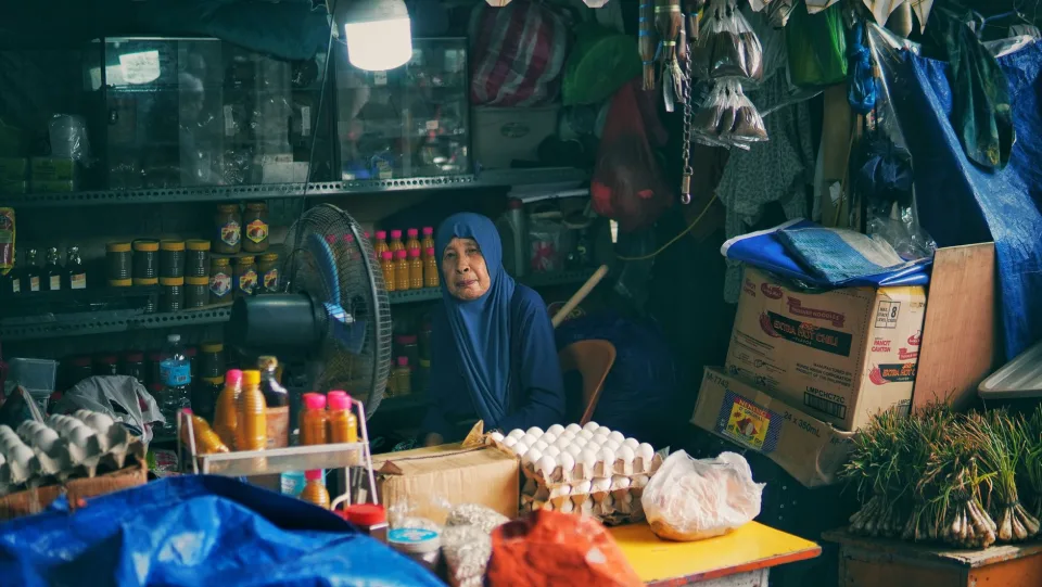 Người bán hàng tại cửa hàng